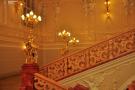 Лестница в стиле французского рококо ведет посетителей на второй этаж